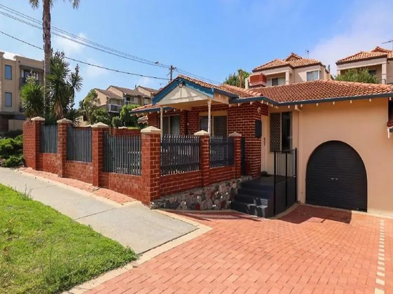 ** Resort Scarborough Apartments Australia